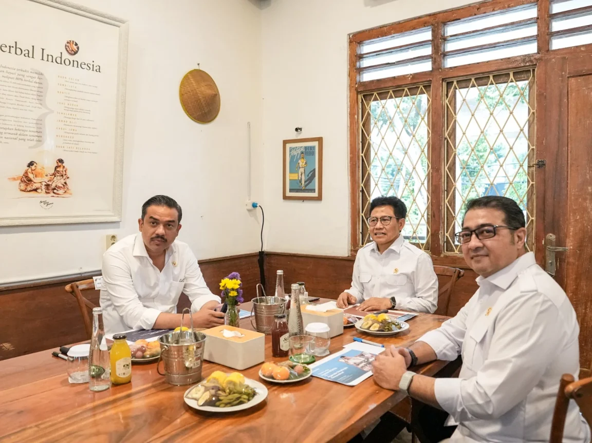 Pemerintah perkuat kolaborasi UMKM dan ekonomi kreatif berbasis kawasan untuk dorong ekonomi rakyat dan pengentasan kemiskinan.