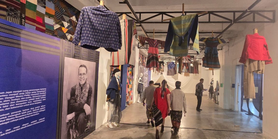 Pameran Phillip Iswardono di TBY tampilkan instalasi wastra imersif, padukan tradisi dan inovasi, tarik perhatian pengunjung akhir pekan.