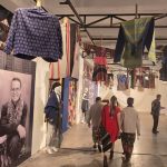 Pameran Phillip Iswardono di TBY tampilkan instalasi wastra imersif, padukan tradisi dan inovasi, tarik perhatian pengunjung akhir pekan.