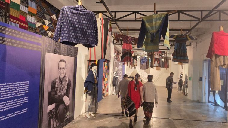 Pameran Phillip Iswardono di TBY tampilkan instalasi wastra imersif, padukan tradisi dan inovasi, tarik perhatian pengunjung akhir pekan.