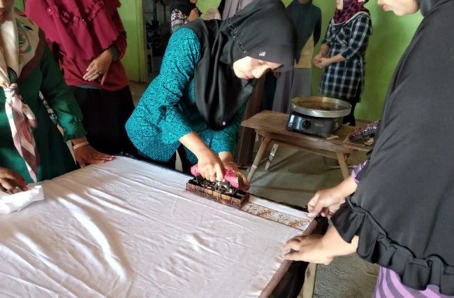 Pelatihan SDM dan inovasi desain menjadi kunci pengembangan industri Batik Jonegoroan di Bojonegoro.