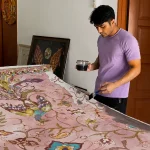 Seniman Malaysia Haris Rashid menemukan jejak batik Indonesia dalam sejarah keluarganya lintas Pakistan, India, dan Kelantan.