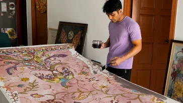 Seniman Malaysia Haris Rashid menemukan jejak batik Indonesia dalam sejarah keluarganya lintas Pakistan, India, dan Kelantan.