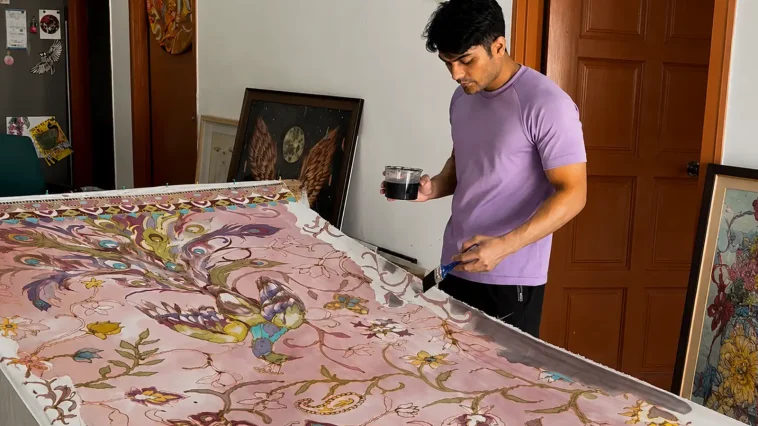 Seniman Malaysia Haris Rashid menemukan jejak batik Indonesia dalam sejarah keluarganya lintas Pakistan, India, dan Kelantan.