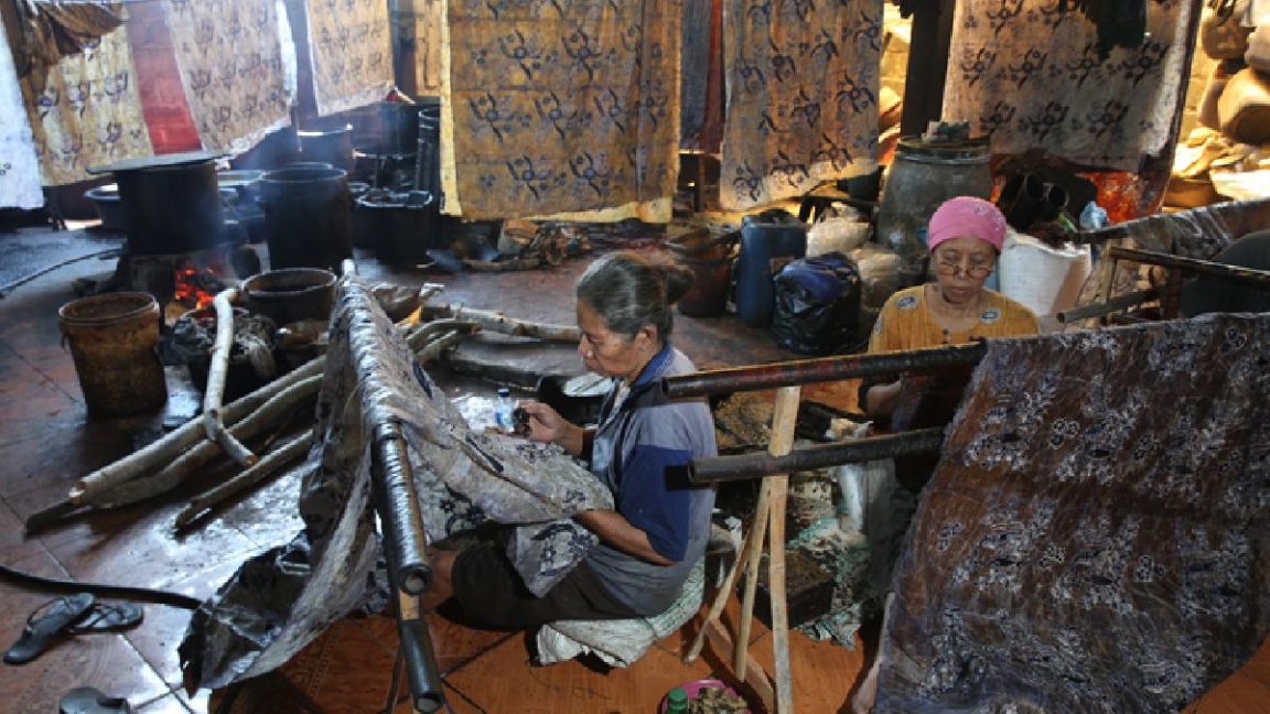 Batik Tulis Bakaran Pati menjadi warisan budaya unik sejak abad ke-14 dengan motif khas pesisir dan pedalaman.