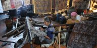 Batik Tulis Bakaran Pati menjadi warisan budaya unik sejak abad ke-14 dengan motif khas pesisir dan pedalaman.