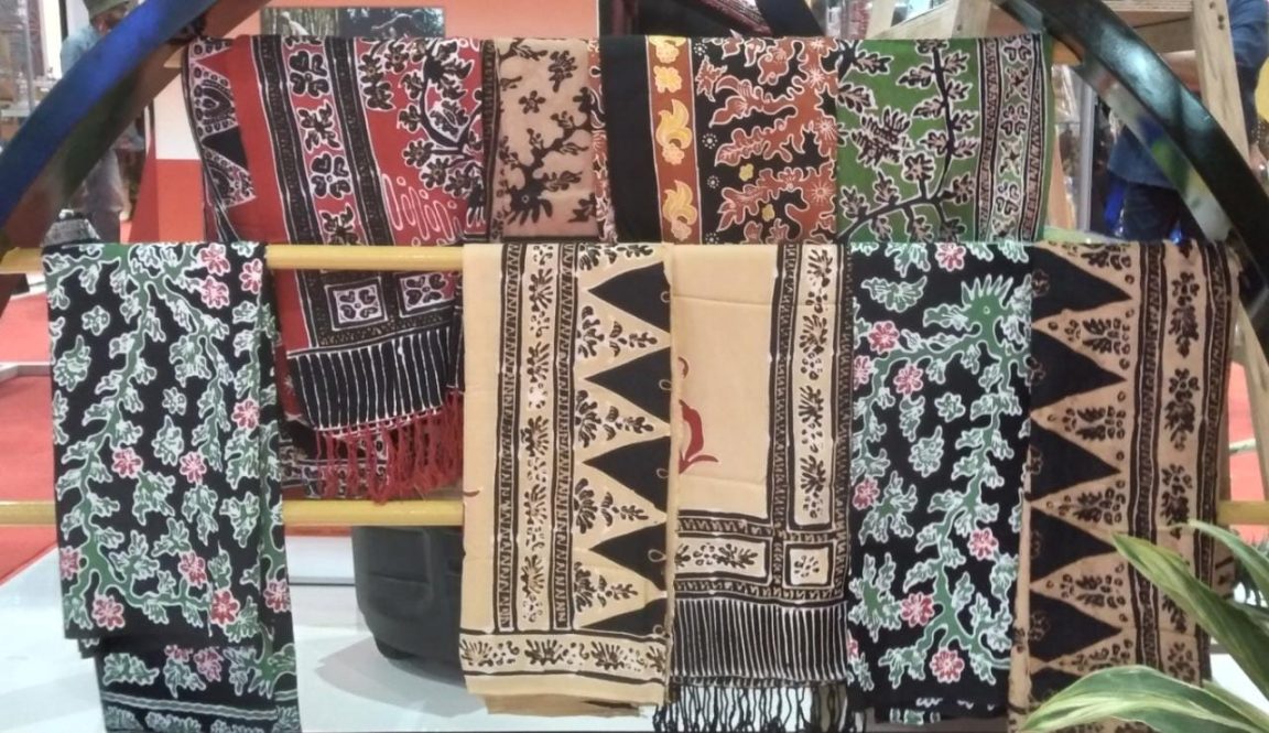 Sejarah Batik Tanah Liek Dharmasraya bermula dari pelatihan membatik di Solo dan Yogyakarta tahun 1995.