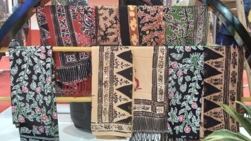 Sejarah Batik Tanah Liek Dharmasraya bermula dari pelatihan membatik di Solo dan Yogyakarta tahun 1995.