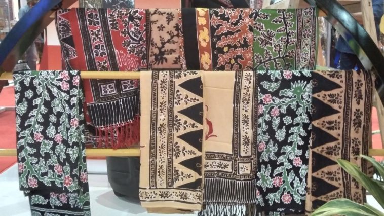Sejarah Batik Tanah Liek Dharmasraya bermula dari pelatihan membatik di Solo dan Yogyakarta tahun 1995.