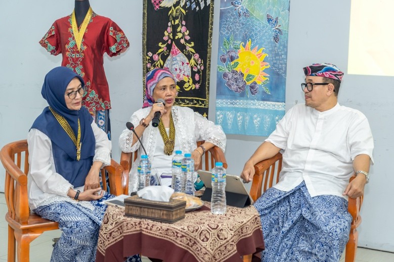 Bedah buku kriya tekstil fashion di UMBandung bahas estetika, tradisi, dan teknologi sebagai fondasi karya wastra Indonesia.
