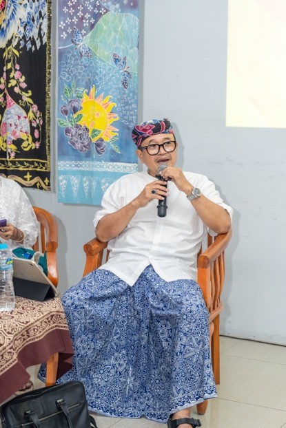 Bedah buku kriya tekstil fashion di UMBandung bahas estetika, tradisi, dan teknologi sebagai fondasi karya wastra Indonesia.
