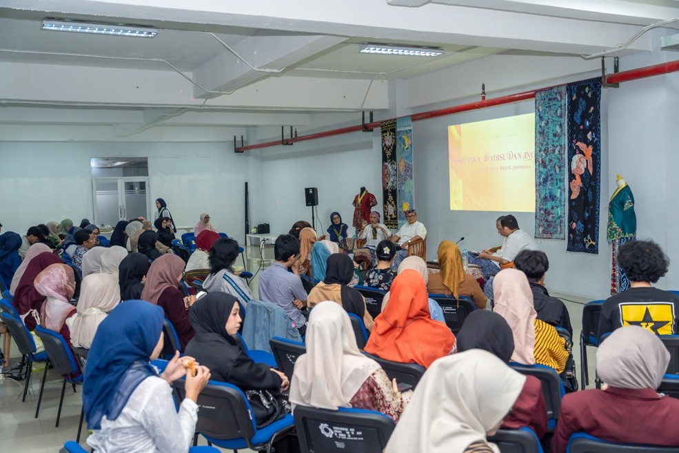 Bedah buku kriya tekstil fashion di UMBandung bahas estetika, tradisi, dan teknologi sebagai fondasi karya wastra Indonesia.