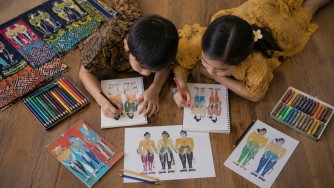 Strategi kreatif kampanye Batik Jonegoroan melalui media visual dan permainan edukatif untuk anak sekolah dasar.