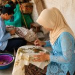 Optimalisasi Batik Jonegoroan mendorong ekonomi kreatif Bojonegoro melalui inovasi, digital marketing, dan SDM.