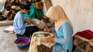 Optimalisasi Batik Jonegoroan mendorong ekonomi kreatif Bojonegoro melalui inovasi, digital marketing, dan SDM.