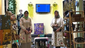 Digital marketing membantu Batik Jonegoroan memperluas pasar dan meningkatkan penjualan hingga mancanegara.