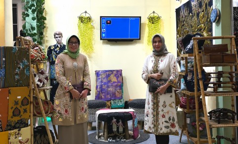 Digital marketing membantu Batik Jonegoroan memperluas pasar dan meningkatkan penjualan hingga mancanegara.