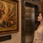 Batik Suroboyo hadir sebagai identitas budaya Surabaya lewat motif Sawunggaling, semanggi, dan warna cerah khas kota besar.