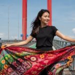 Batik Madura terkenal dengan warna mencolok, motif khas pesisir, dan tradisi turun-temurun dari Bangkalan hingga Sumenep.