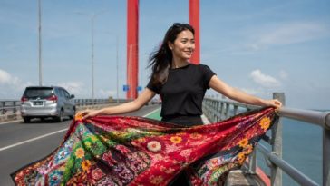 Batik Madura terkenal dengan warna mencolok, motif khas pesisir, dan tradisi turun-temurun dari Bangkalan hingga Sumenep.