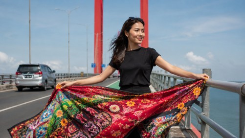Batik Madura terkenal dengan warna mencolok, motif khas pesisir, dan tradisi turun-temurun dari Bangkalan hingga Sumenep.