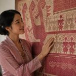 Motif kapal pada kain Tampan Lampung diolah menjadi busana batik kontemporer dengan filosofi perjalanan hidup manusia.