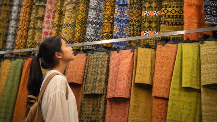 Kain Tampan Lampung diadaptasi menjadi busana kasual modern untuk melestarikan budaya Saibatin di era fashion kekinian.