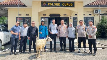 Aston Serang menyalurkan 4 kambing kurban kepada masjid dan instansi di Serang sebagai bagian program CSR Idul Adha 1447 H.