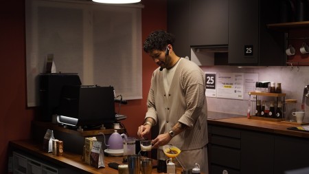 IKEA Indonesia hadirkan “Brew Takeover” bersama Mikael Jasin untuk berbagi cara sederhana menikmati kopi enak ala coffee bar di rumah.