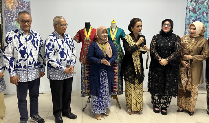 Pameran Kain dan Kebaya Ibu di UMBandung hadirkan edukasi wastra, budaya berkain, dan pelestarian kebaya 20–24 Mei 2026.