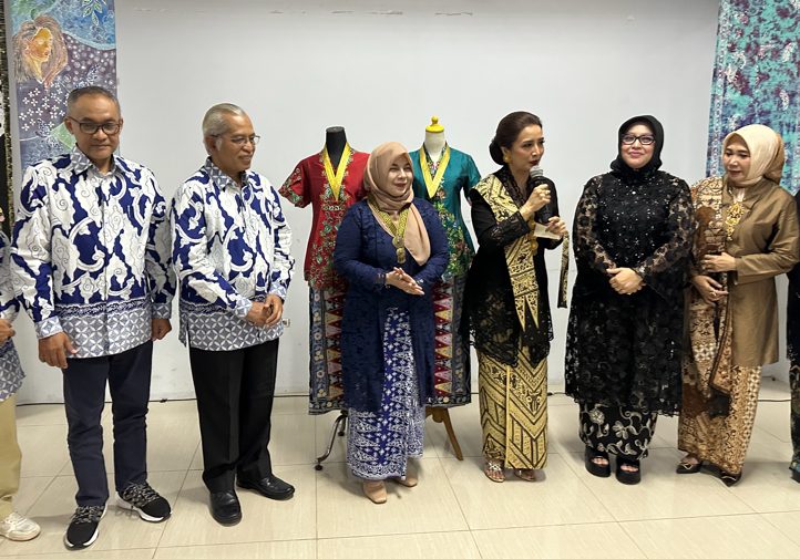 Pameran Kain dan Kebaya Ibu di UMBandung hadirkan edukasi wastra, budaya berkain, dan pelestarian kebaya 20–24 Mei 2026.