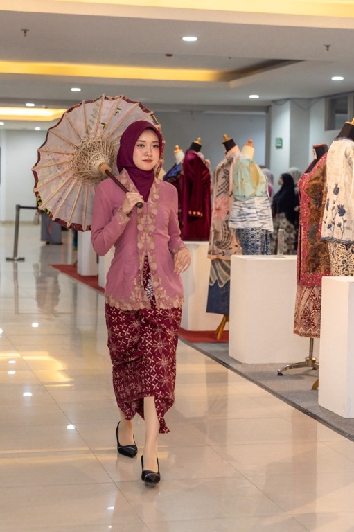 Pameran Kain dan Kebaya Ibu di UMBandung hadirkan edukasi wastra, budaya berkain, dan pelestarian kebaya 20–24 Mei 2026.