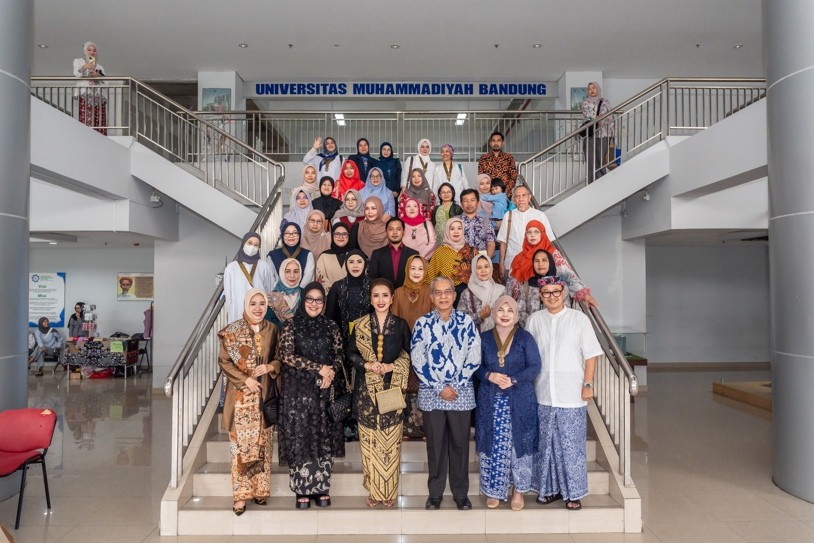 Pameran Kain dan Kebaya Ibu di UMBandung hadirkan edukasi wastra, budaya berkain, dan pelestarian kebaya 20–24 Mei 2026.
