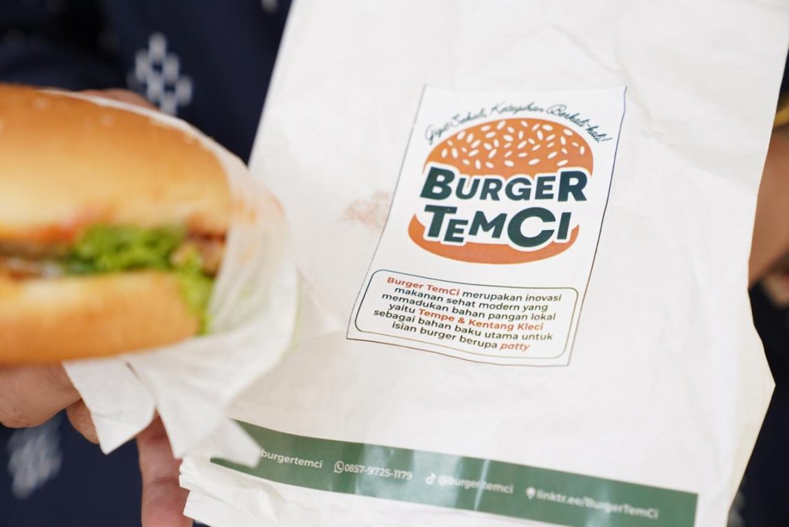Burger TemCi karya mahasiswa UNS tampil di Campuspreneur Expo, olah tempe dan kentang kleci jadi produk inovatif bernilai tinggi.