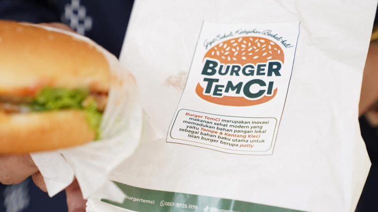 Burger TemCi karya mahasiswa UNS tampil di Campuspreneur Expo, olah tempe dan kentang kleci jadi produk inovatif bernilai tinggi.