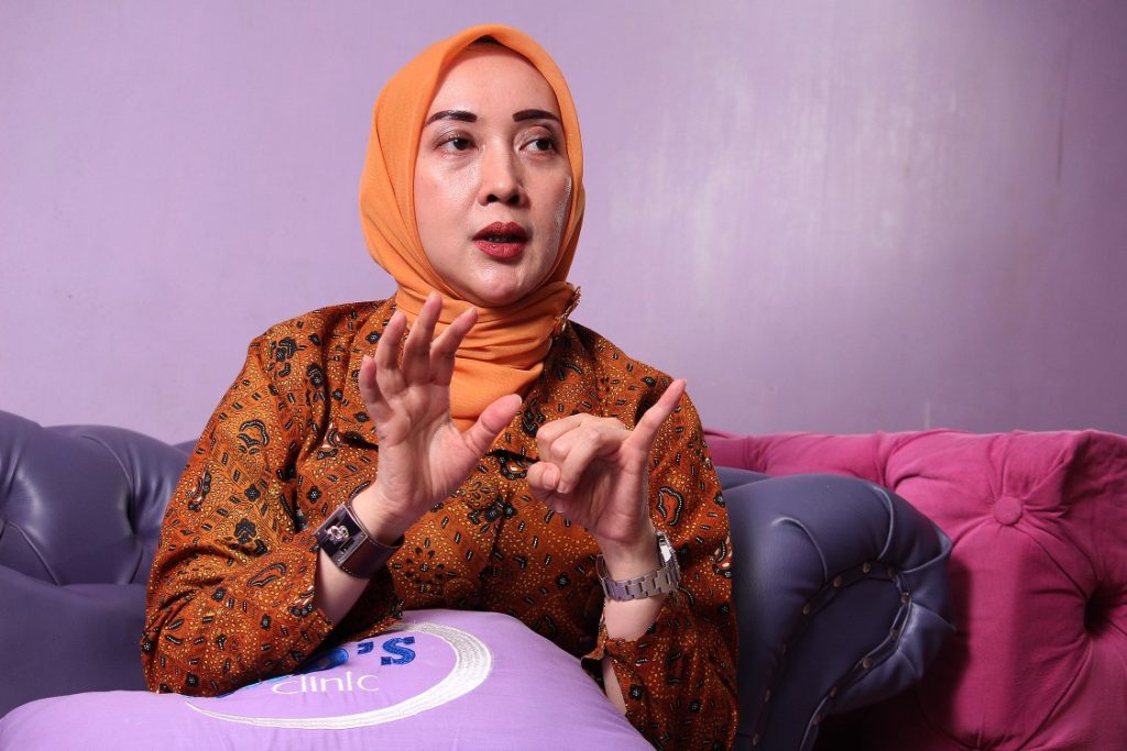 dr. Ratna pendiri RKD Klinik berbagi kisah sukses, filosofi kecantikan, keluarga, dan kecintaan pada budaya Indonesia.