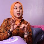 dr. Ratna pendiri RKD Klinik berbagi kisah sukses, filosofi kecantikan, keluarga, dan kecintaan pada budaya Indonesia.