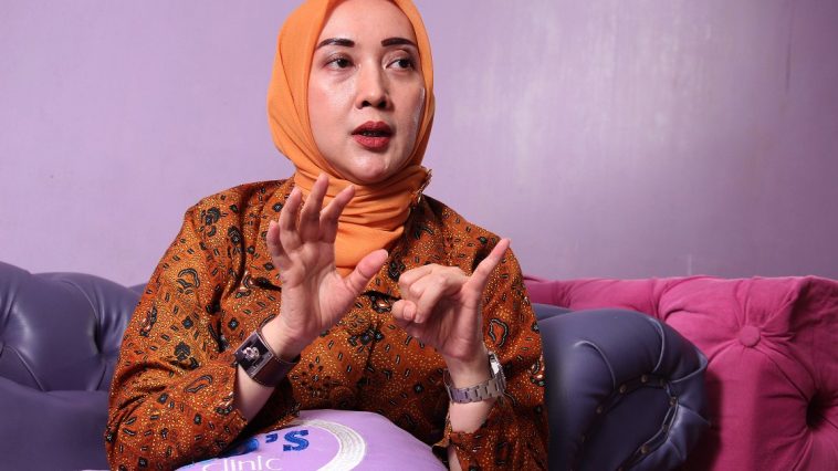 dr. Ratna pendiri RKD Klinik berbagi kisah sukses, filosofi kecantikan, keluarga, dan kecintaan pada budaya Indonesia.