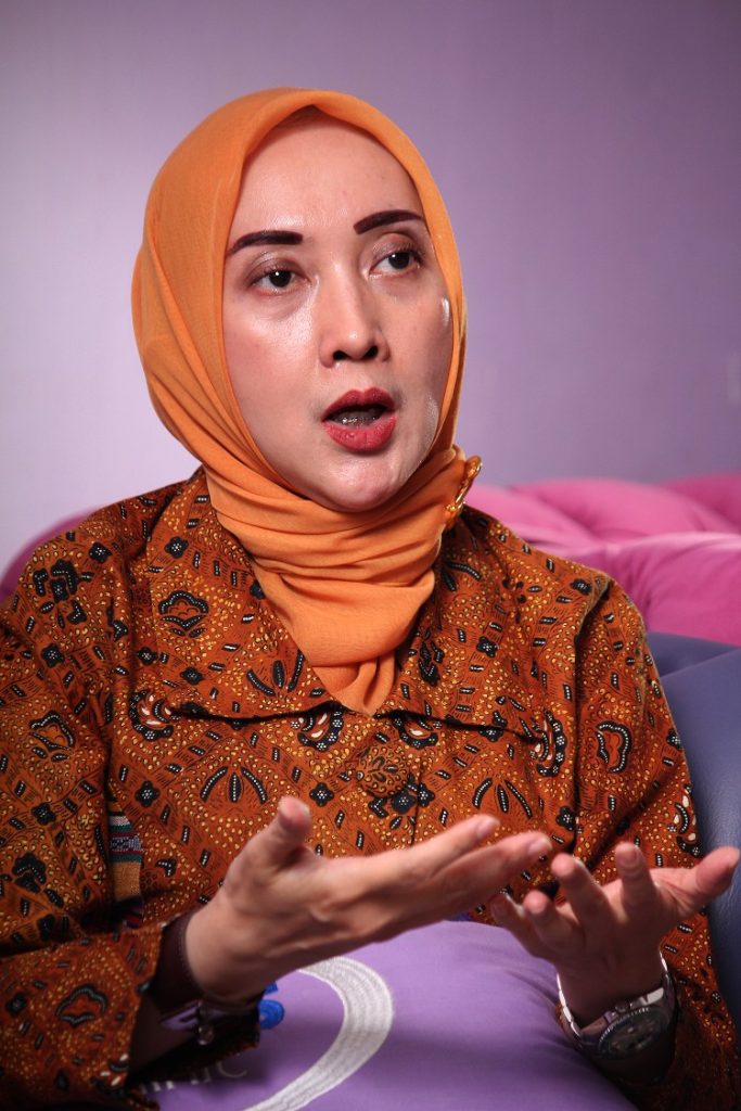 dr. Ratna pendiri RKD Klinik berbagi kisah sukses, filosofi kecantikan, keluarga, dan kecintaan pada budaya Indonesia.