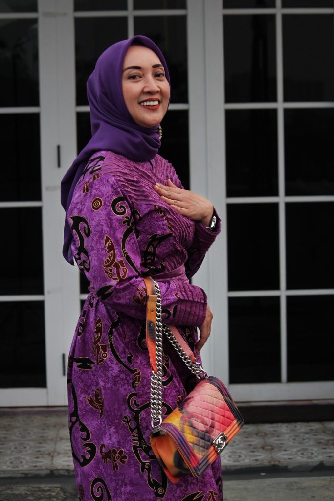 dr. Ratna pendiri RKD Klinik berbagi kisah sukses, filosofi kecantikan, keluarga, dan kecintaan pada budaya Indonesia.