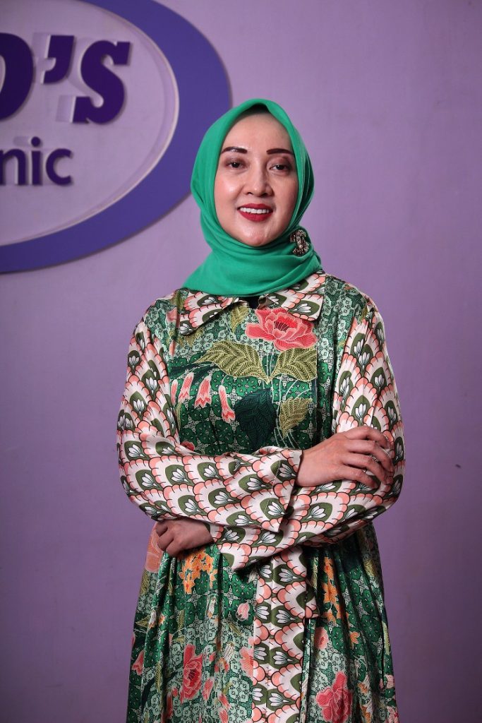 dr. Ratna pendiri RKD Klinik berbagi kisah sukses, filosofi kecantikan, keluarga, dan kecintaan pada budaya Indonesia.