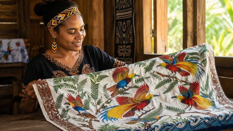 Makna motif Cenderawasih dalam batik Papua mencerminkan keindahan, kebanggaan budaya, dan kekayaan alam Papua.