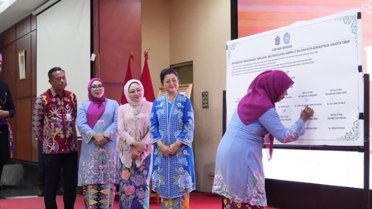 Hari Kartini 2026 di Jakarta Timur dorong perempuan jadi garda depan pilah sampah dari rumah untuk lingkungan bersih.