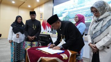 Pemkot Jaktim dorong wajib belajar 13 tahun. Munjirin ajak kolaborasi cegah anak putus sekolah dan perluas akses pendidikan merata.