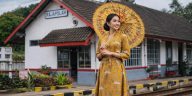 Batik Tasikmalaya dikenal dengan motif halus dan warna lembut khas Sunda. Simak sejarah, filosofi, dan potensi batik Tasik di sini.