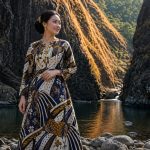 Batik Garut dikenal dengan warna lembut dan motif halus khas Sunda. Simak sejarah, filosofi, dan potensi batik Garutan di sini.