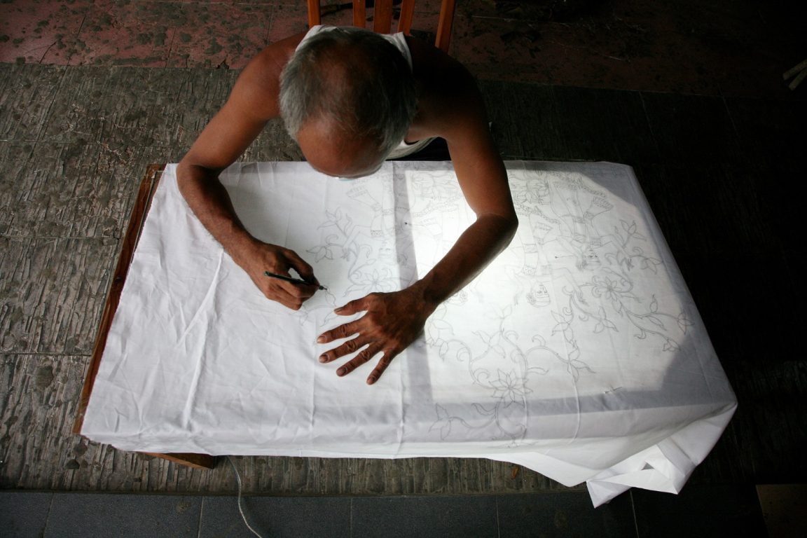 Mengenal alat tradisional membatik Jawa Tengah, dari gawangan hingga canting, yang sarat seni dan filosofi budaya.