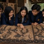 Motif Batik Bakaran khas Pati memiliki corak retak unik dengan perpaduan budaya pesisir dan pedalaman.