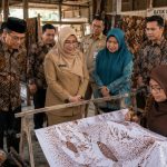 Pemerintah dan masyarakat memiliki peran penting menjaga kelestarian Batik Bakaran khas Kabupaten Pati.