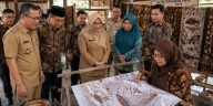 Pemerintah dan masyarakat memiliki peran penting menjaga kelestarian Batik Bakaran khas Kabupaten Pati.
